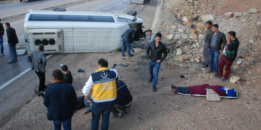 Öğrenci servisi devrildi: 16 yaralı