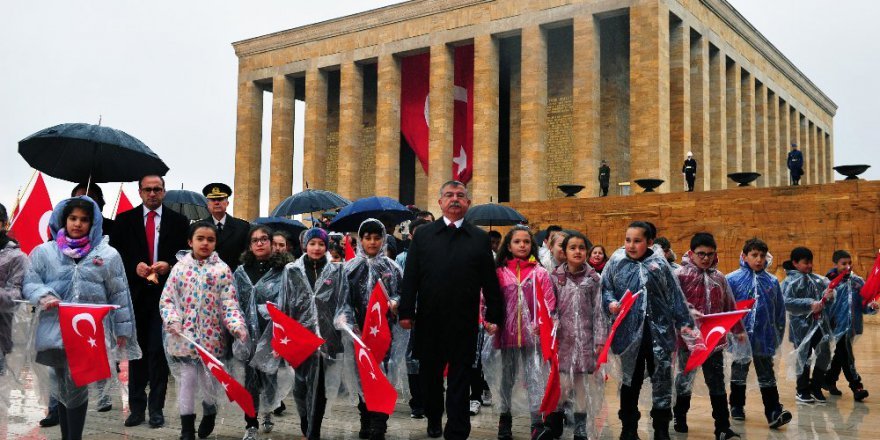 Bakan Yılmaz Anıtkabir’i ziyaret etti