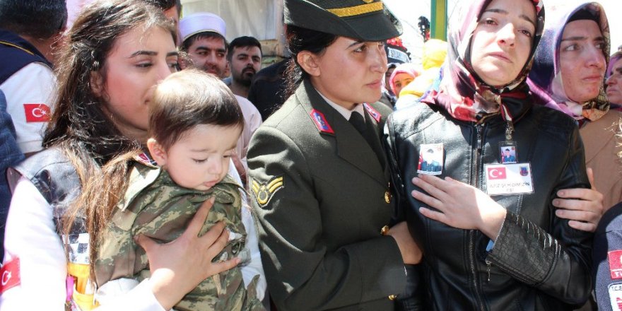 Şehit babalarını asker üniformasıyla uğurladılar