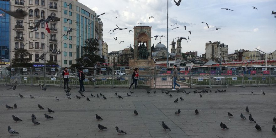 Taksim Meydanı polis ve güvercinlere kaldı