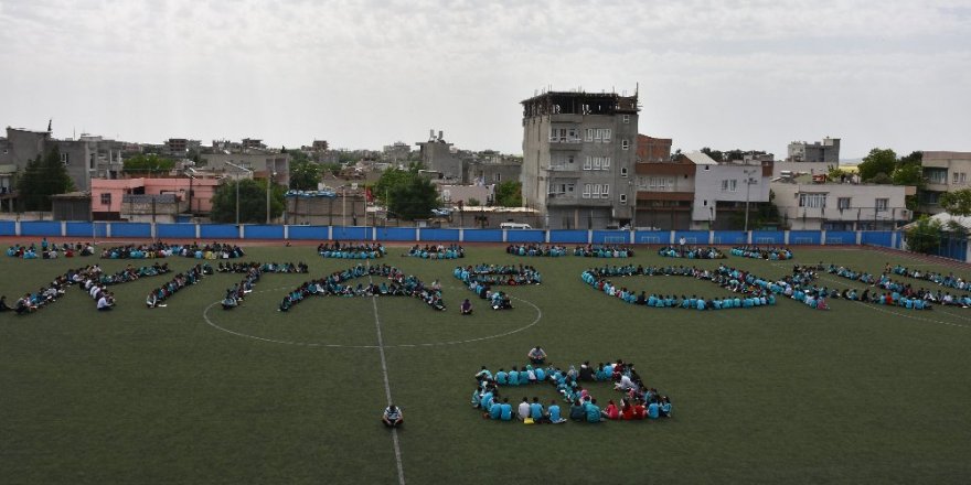 800 öğrenciden anlamlı mesaj