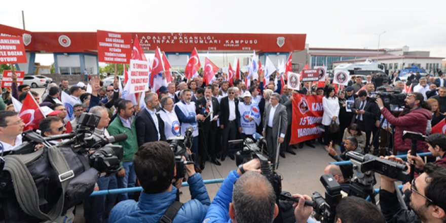 Memur-Sen, FETÖ’cü Hainleri Mahkeme Önünde Protesto Etti