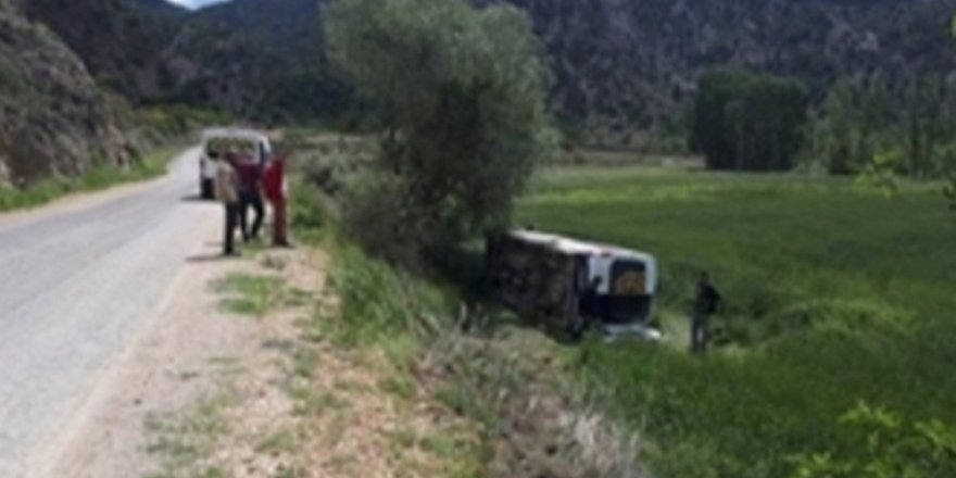 Öğrenci servisi devrildi: 10 yaralı