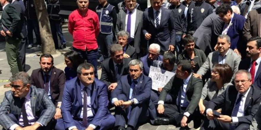 CHP'li Vekillerden KHK İhraçları İçin Oturma Eylemi