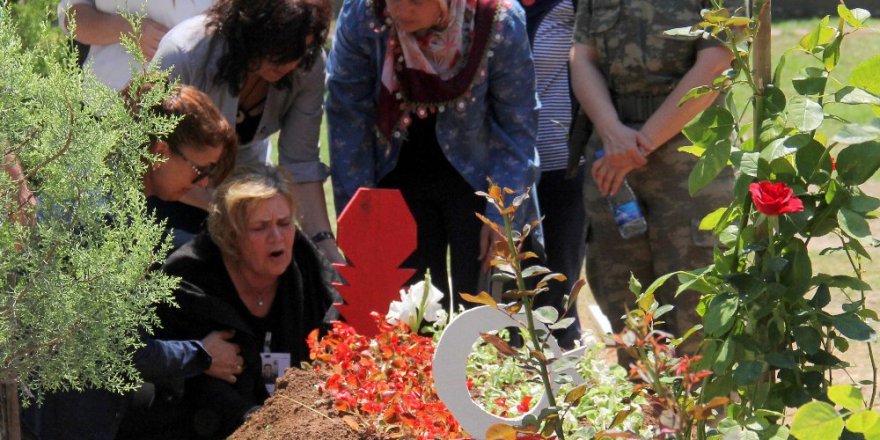 "Ben ona doyamadım, bırakın oğlumun ayaklarını öpeyim"