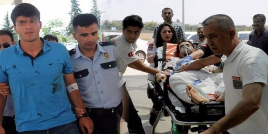 Devamsızlığını silmeyen müdür yardımcısını bıçakladı