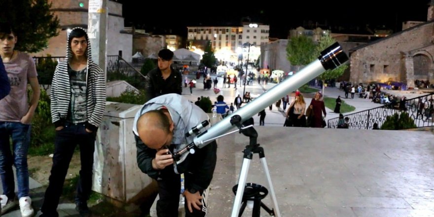 Öğretmen teleskopla para kazanıyor