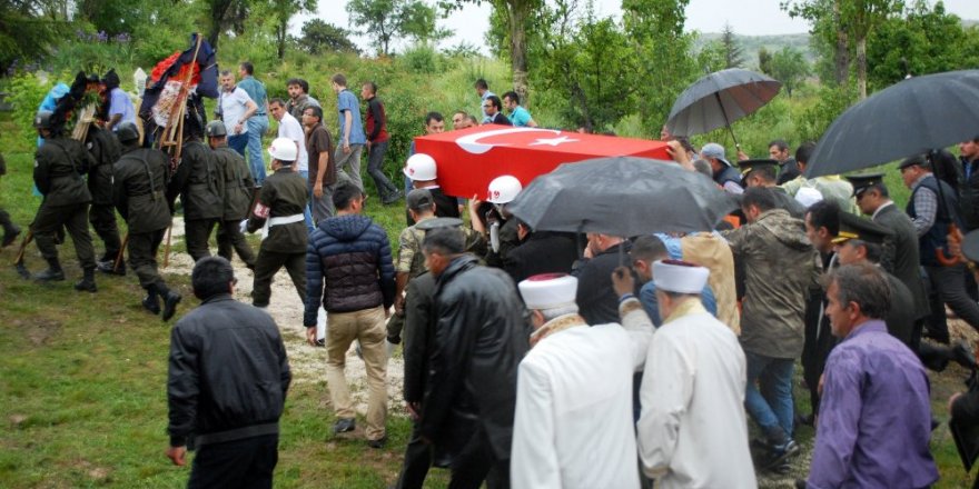Şehide yağmur altında gözüyaşlı veda