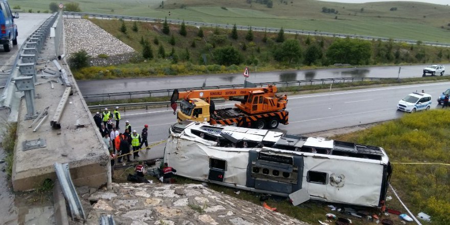 Yolcu otobüsü üst geçitten uçtu: 48 yaralı