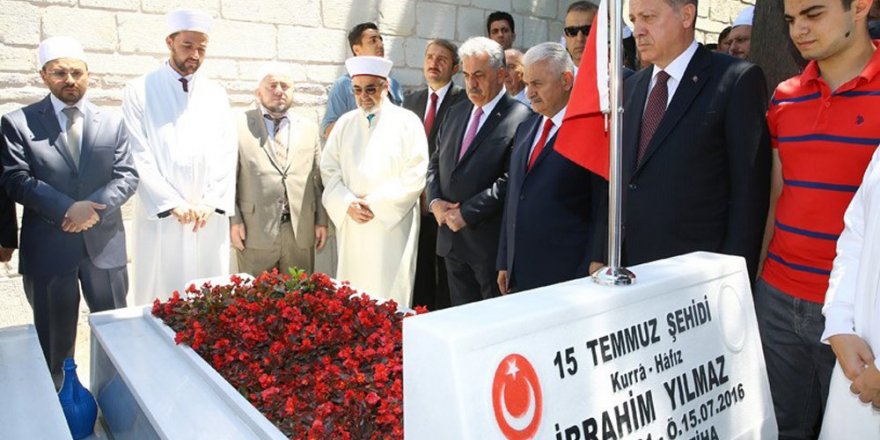Erdoğan’dan şehitlerin mezarı başında Kur’an tilaveti