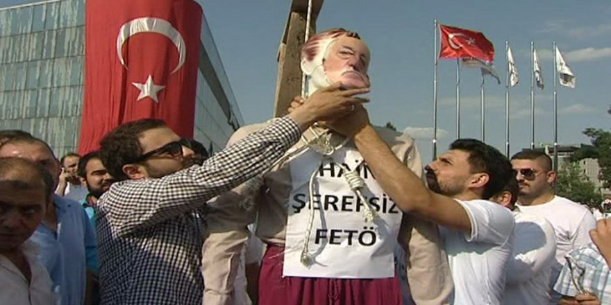 FETÖ’yü kent meydanına astılar!
