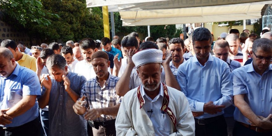 Şehit öğretmen için gıyabi cenaze namazı kılındı