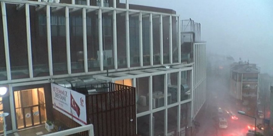 Kağıthane’de dolu araçları vurdu, fırtına eşyaları uçurdu