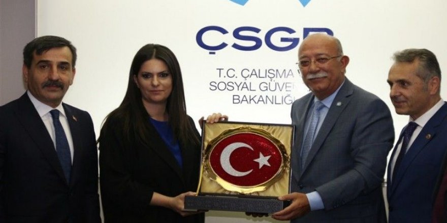Çalışma Bakanı Sarıeroğlu: Türkiye Kamu-Sen'in Desteği Bizim İçin Önemli