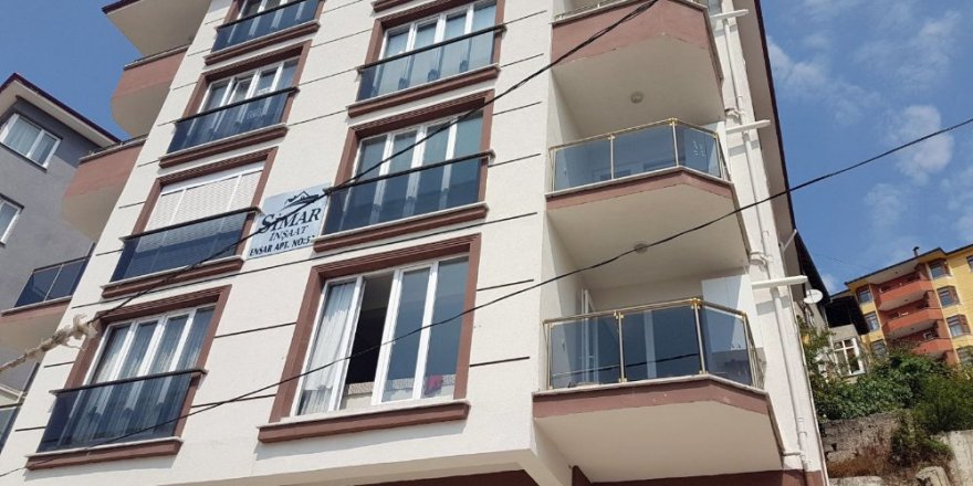 Halı silkeleyen öğrenciler aşağı düştü: 3 yaralı