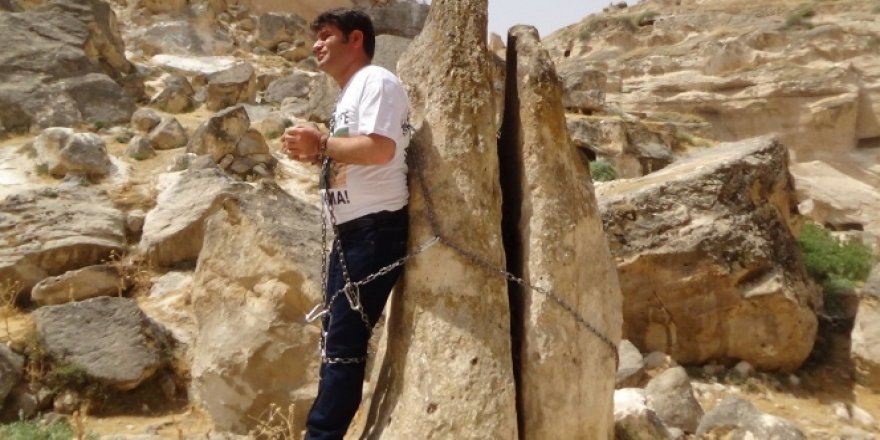 HDP’li vekil kendini kayaya zincirledi!