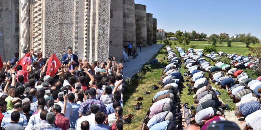 Haberi alan dışarıya koştu: Halk şükür namazı kıldı