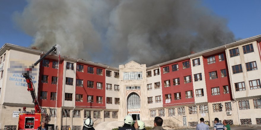 İmam Hatip Lisesi ve Yurdun Çatısı Alev Alev Yandı