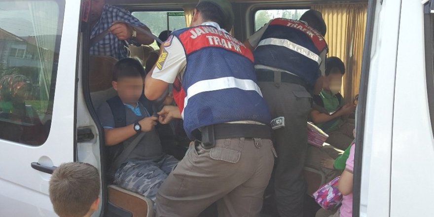 17 kişilik servise 32 öğrenci bindirmiş