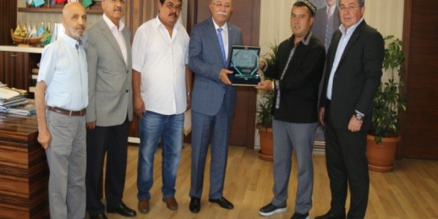 Dünya Türkistanlılar Derneğinden Koncuk'a Teşekkür Plaketi