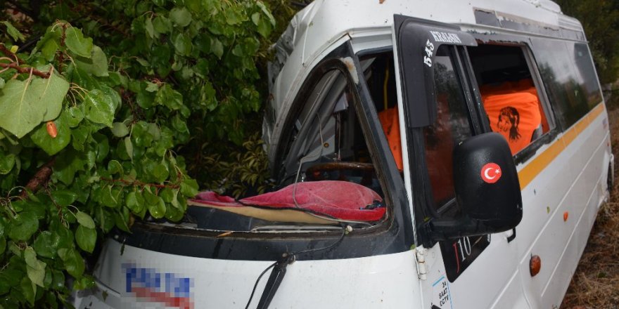 Tokat’ta öğrenci servisi kaza yaptı: 4 yaralı