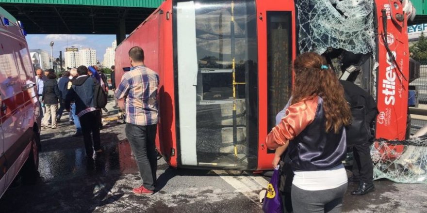 İstanbul’da halk otobüsü devrildi: 12 yaralı