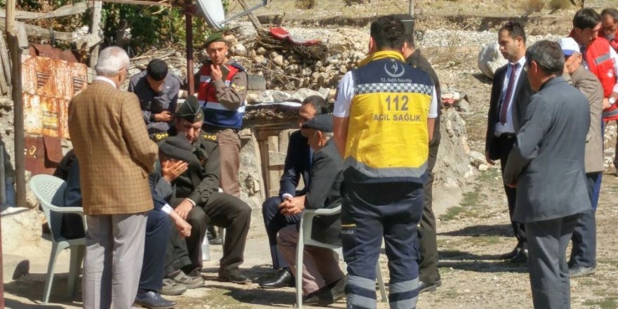 Oğlunun şehadet haberini veren albaya sarılarak gözyaşı döktü
