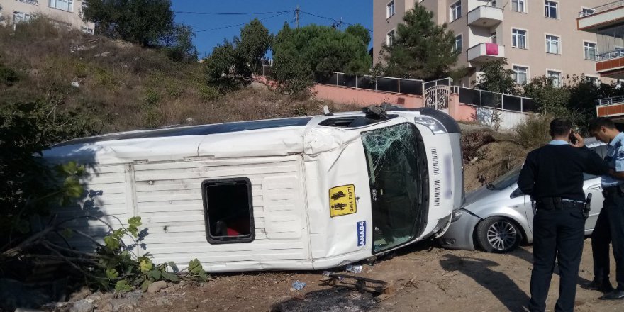 Freni boşalan okul servisi boş araziye devrildi: 5 yaralı