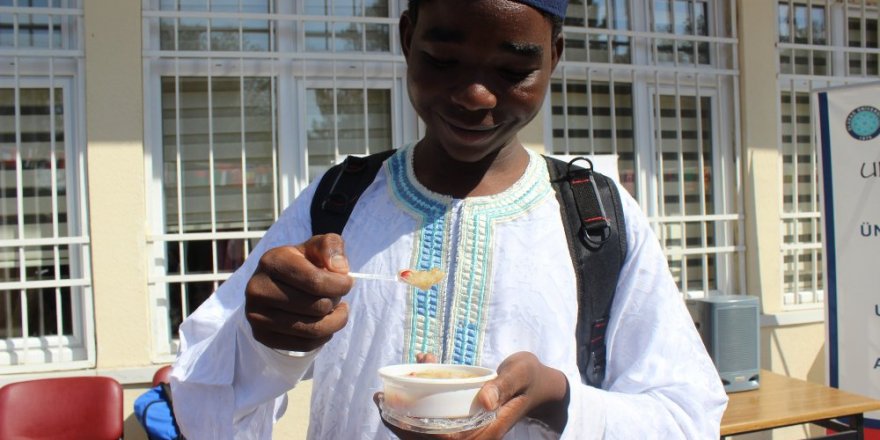 Öğrenciler ilk defa aşure yediler