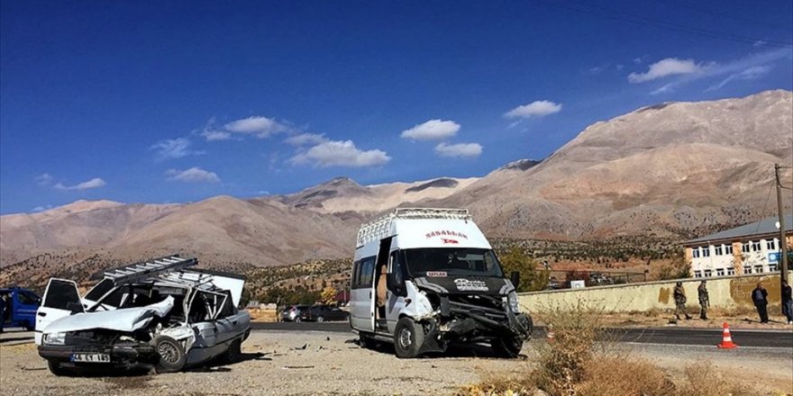 Öğrenci servisiyle otomobil çarpıştı: 16 yaralı