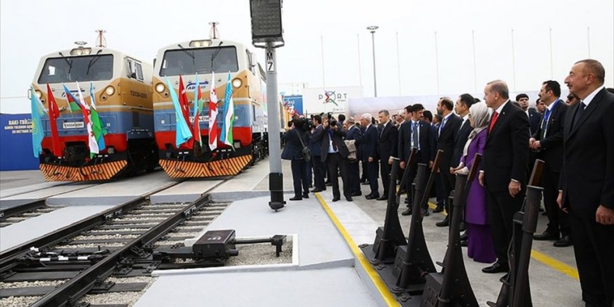 Bakü-Tiflis-Kars Demiryolu'nda ilk tren yola çıktı