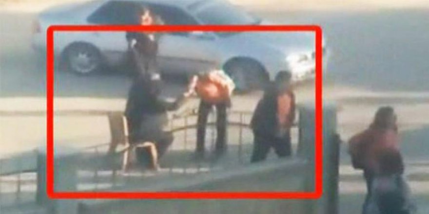 Okul müdürü sırayla öğrecilere elini öptürdü