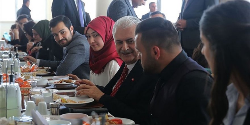 Başbakan Yıldırım Erzincan'da öğrencilerle yemek yedi