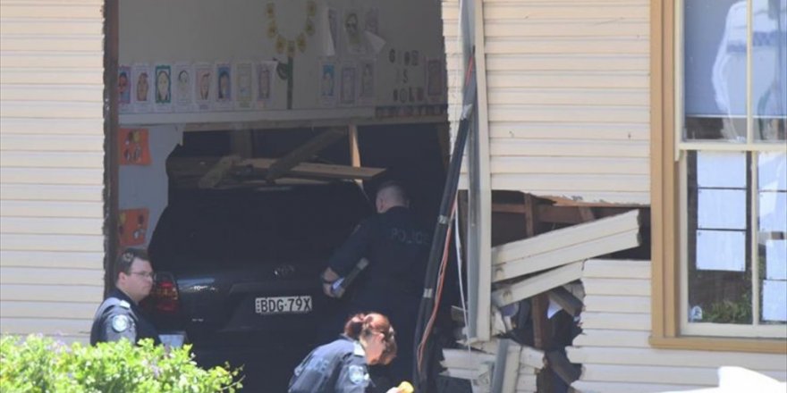 Otomobil sınıfa girdi, 2 öğrenci öldü