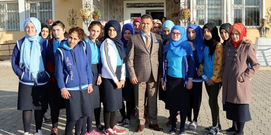 Köy köy dolaşıp kız çocuklarını okullu yaptılar