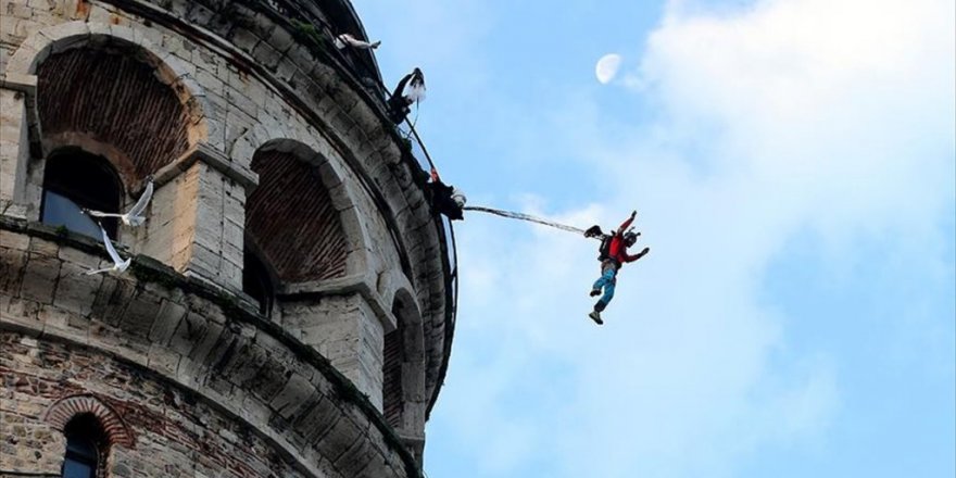 Ekstrem sporcu Koçak Galata Kulesi'den 'atladı'