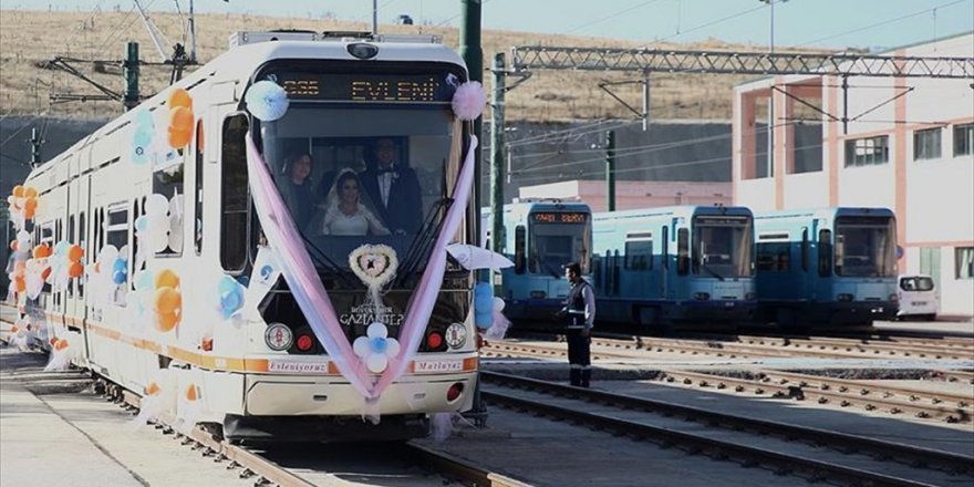 Tramvay gelin arabası oldu