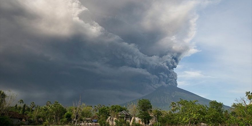 Agung Yanardağı yeniden kül püskürtmeye başladı