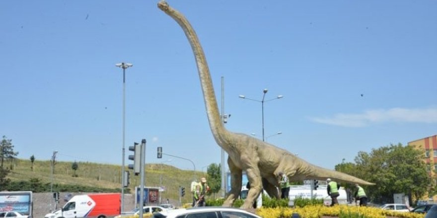 Yeni başkan Gökçek'in dinazorlarını kaldırttı