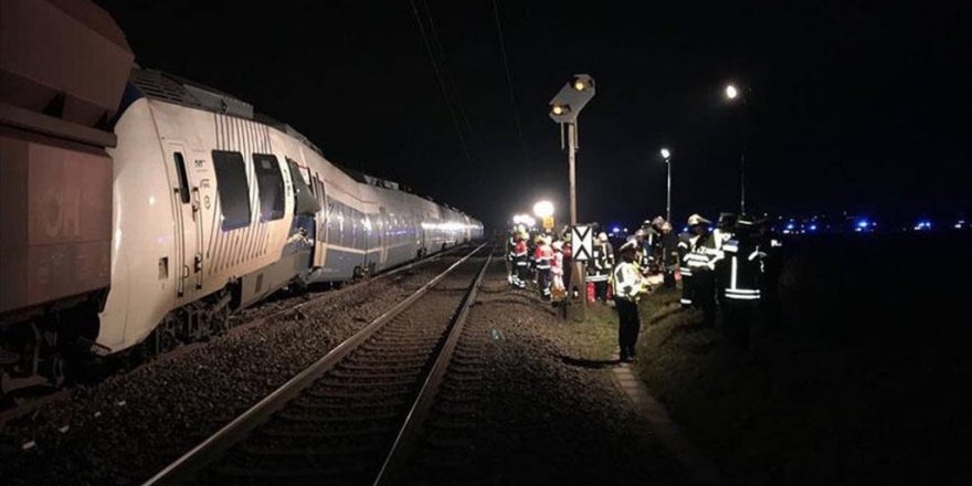 Almanya'da yük treni ile yolcu treni çarpıştı: 50 yaralı