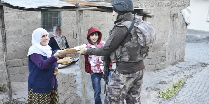 Diyarbakırlı "bacıların" polislere sıcak ekmek ikramı