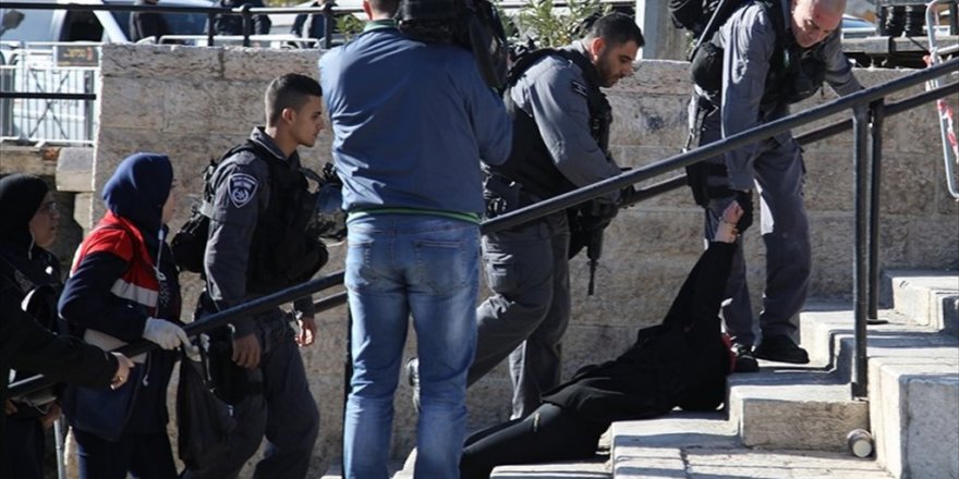 İsrail polisi Filistinli kadını yerlerde sürükledi