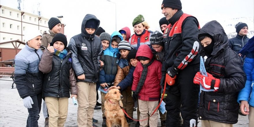 Çocuklar jandarma sayesinde Erciyes'le tanıştı