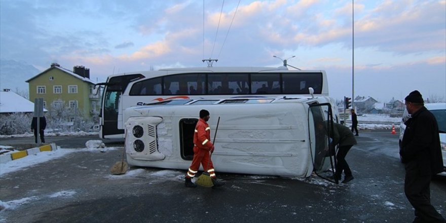 Öğrenci servisi ile yolcu otobüsü çarpıştı: 18 yaralı