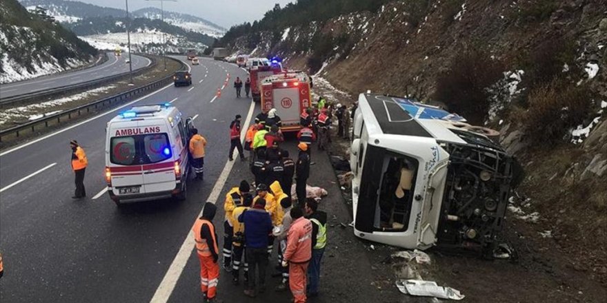 Anadolu Otoyolu'nda yolcu otobüsü devrildi: 2 ölü, 20 yaralı