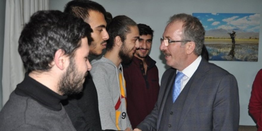 Rektör, öğrencilerin kestane davetini geri çevirmedi