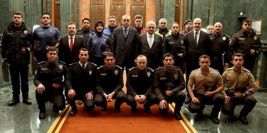 Emniyet personeli yeni üniformalarıyla Cumhurbaşkanlığı Külliyesi'nde