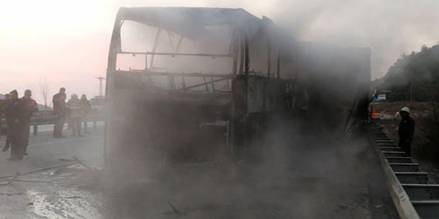 TIR'a çarpan yolcu otobüsü yandı... Çok sayıda ölü ve yaralı var