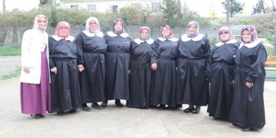 Siyah önlükleriyle okuma yazma öğreniyorlar...