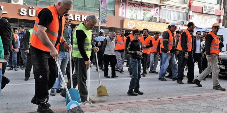 İşçiler gidince sokakları belediye başkanı temizledi